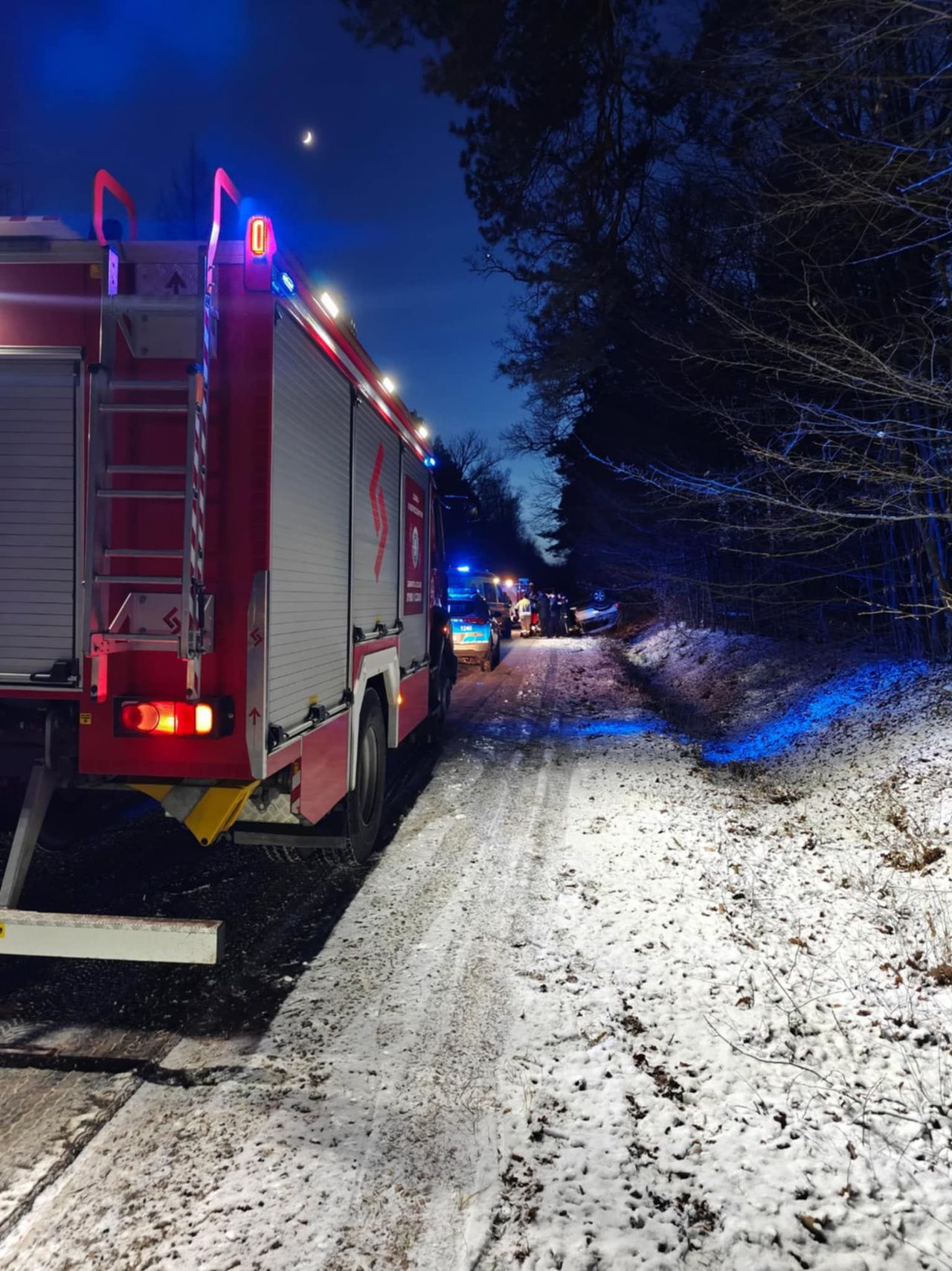 Niebezpiecznie na drogach - 70-latka straciła panowanie nad samochodem i dachowała!