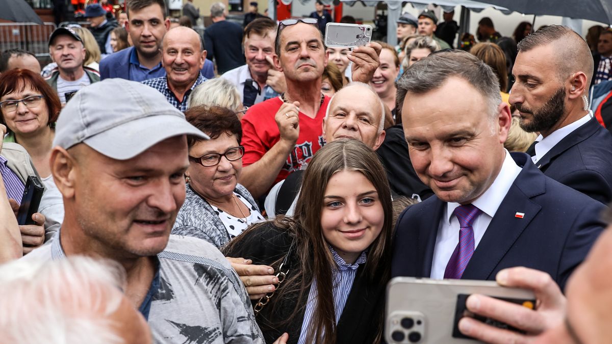 Lipsko (woj. mazowieckie), 05.07.2022. Prezydent RP Andrzej Duda (C-P) podczas spotkania z mieszkańcami miasta przed siedzibą Centrum Kultury w Lipsku, 5 bm. (ak/amb) PAP/Adam Kumorowicz