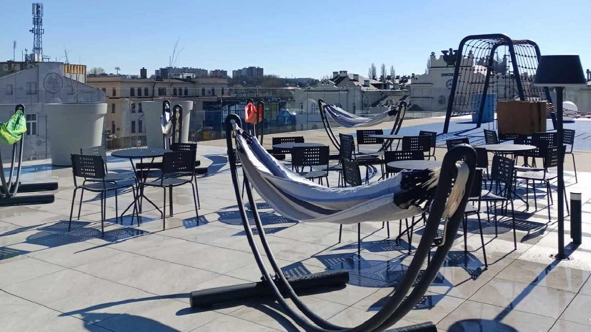 Leżaki na nowym tarasie Dworca Lublin