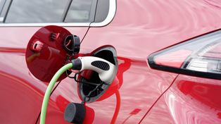 Koniec CPN. Oto porównanie kosztów jazdy elektrykiem i autami spalinowymi