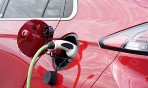 Koniec CPN. Oto porównanie kosztów jazdy elektrykiem i autami spalinowymi