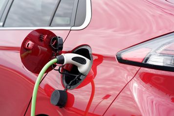 Koniec CPN. Oto porównanie kosztów jazdy elektrykiem i autami spalinowymi