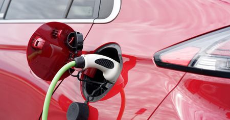 Koniec CPN. Oto porównanie kosztów jazdy elektrykiem i autami spalinowymi