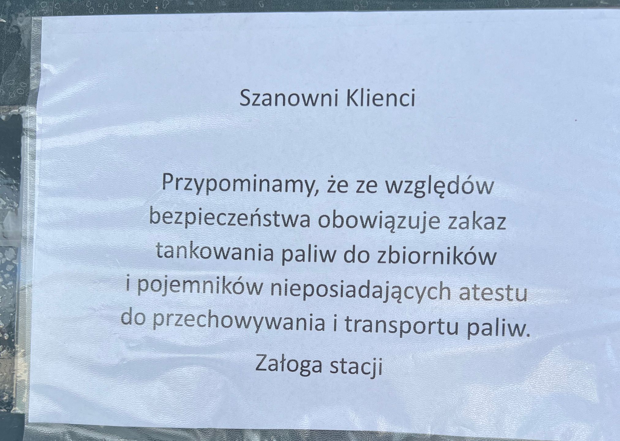 Kartka informacyjna na stacji paliw