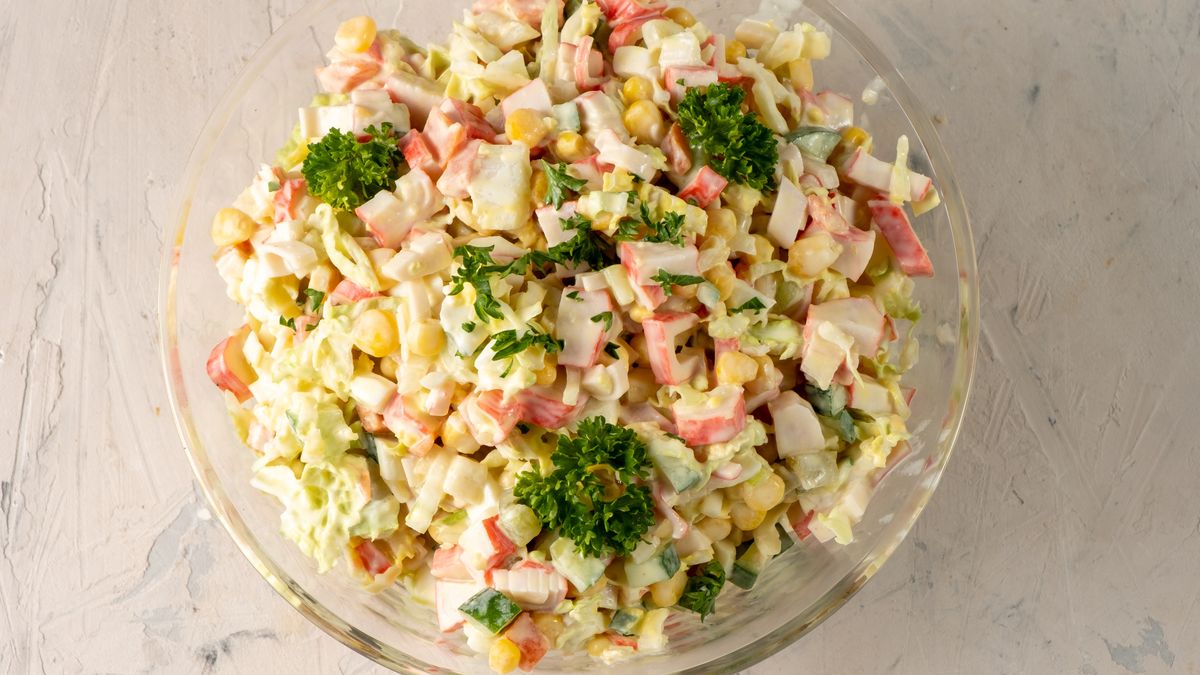 Sałatka z surimi (paluszkami krabowymi)