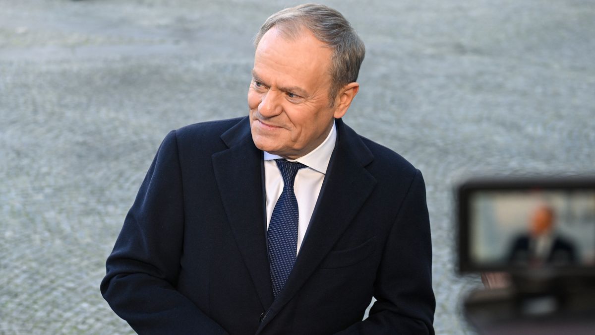 Bruksela, Belgia, 03.02.2025. Przewodnictwo Polski w Radzie UE. Premier Donald Tusk podczas wypowiedzi dla mediów przed nieformalnym spotkaniem przywódców Unii Europejskiej, 3 bm. w Pałacu Egmont w Brukseli. Głównym tematem rozmów będą: wzmocnienie europejskich zdolności obronnych, finansowanie inicjatyw związanych z bezpieczeństwem oraz pogłębianie współpracy z NATO i partnerami spoza UE. (jm) PAP/Wiktor Dąbkowski