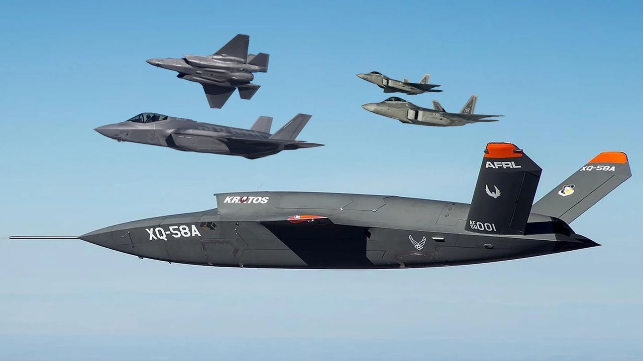 Bezzałogowy XQ-58A Valkyrie w towarzystwie amerykańskich myśliwców