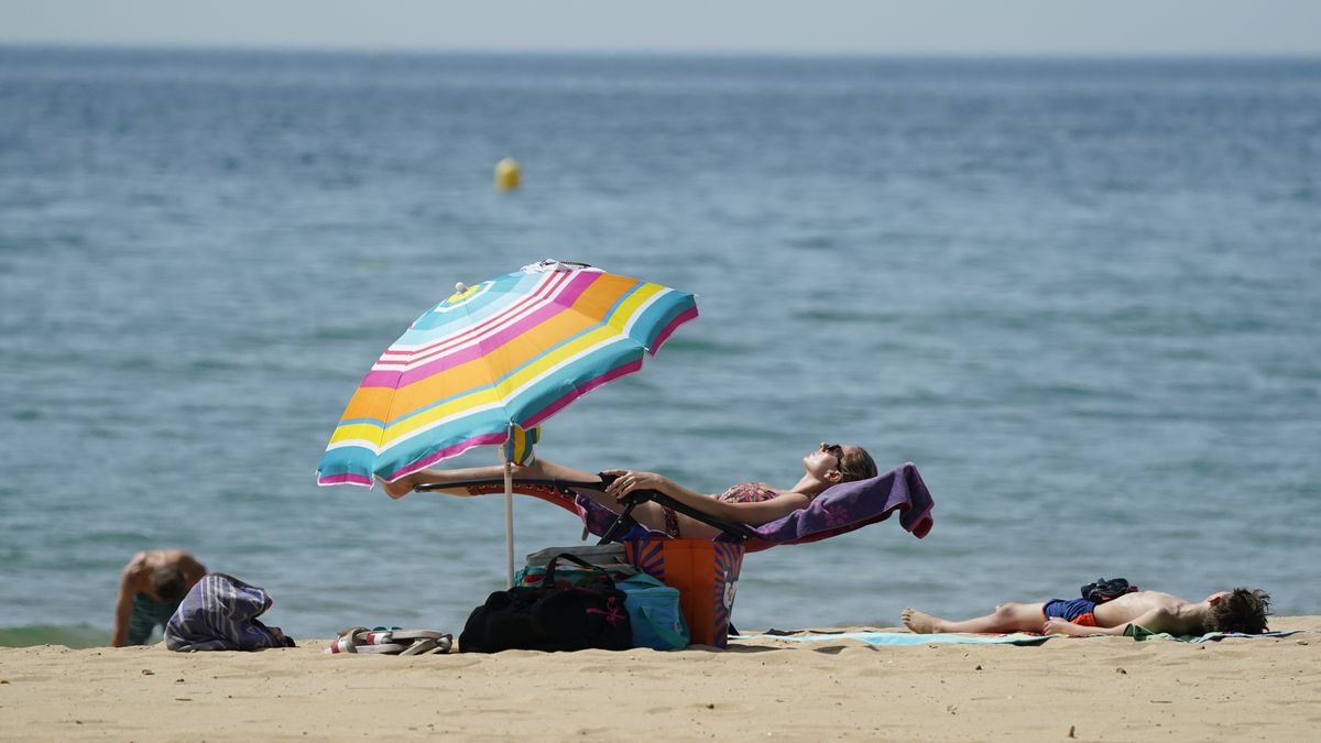 People enjoy the warm weather on Bournemouth beach in Dorset. A sweltering 34C (93.2F) is expected in London and potentially some spots in East Anglia on Friday, according to the Met Office. Picture date: Friday June 17, 2022. (Photo by Andrew Matthews/PA Images via Getty Images)