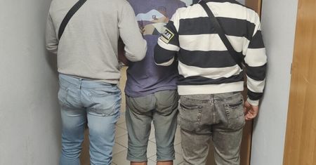 Warszawa: Najpierw kusza i kamienie, później nóż. 38-latek ponownie zaatakował znajomego