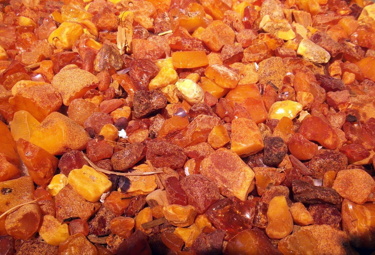 Polski bursztyn podbija świat, ale nie Polskę. Branża luksusowa rośnie, a krajowy skarb wciąż czeka na odbudowanie prestiżu