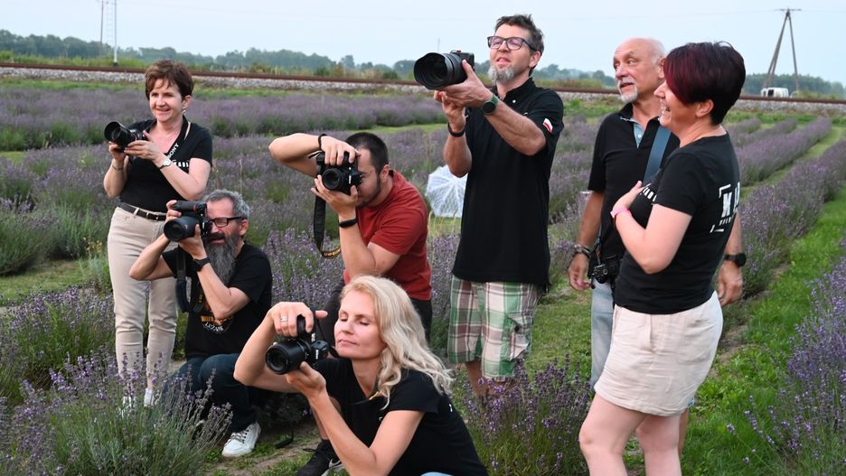Członkowie Koła Fotograficznego &#34;Kadr&#34; podczas sesji na polu lawendy