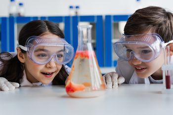 Białobrzegi: Uniwersytet Dziecięcy rozpoczyna nowy rok akademicki. Na inaugurację będą warsztaty chemiczno - fizyczne