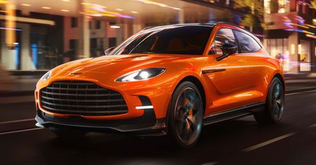 Aston Martin DBX przeszedł lifting. Koniec bazowej wersji i nowe wnętrze
