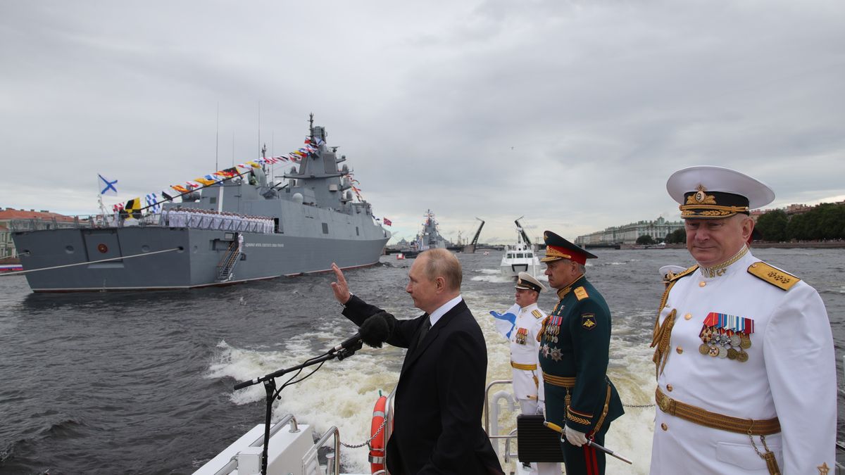 Russian President Vladimir Putin (L), Russian Defence Minister Sergei Shoigu (2-R) and Admiral Nikolai Yevmenov, Commander-in-Chief of the Russian Navy (R) attend the Main Naval Parade marking the Russian Navy Day in St.Petersburg, Russia, 31 July 2022. Traditionally the Russia Navy Day is celebrated on the last Sunday in July. EPA/MIKHAIL KLIMENTYEV / SPUTNIK / KREMLIN POOL MANDATORY CREDIT Dostawca: PAP/EPA.