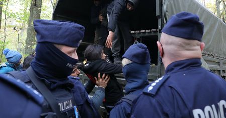 Kulisy przemytu ludzi. Jak migranci trafiają do Europy