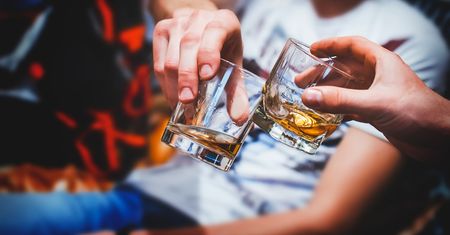 Jak wino wpływa na zachorowanie na raka? Nowe badania nie pozostawiają złudzeń