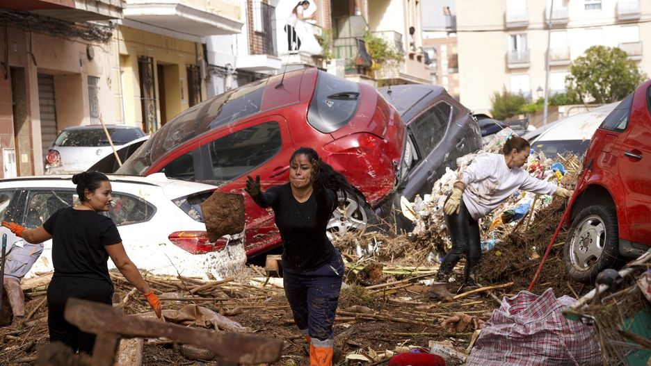 Powodzie w Hiszpanii
Residents clean the street next to cars piled up after being swept away by floods in Valencia, Spain, Wednesday, Oct. 30, 2024. (AP Photo/Alberto Saiz)
Alberto Saiz