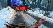 Rybnica: Młody kierowca bez uprawnień uderzył w drzewo. Trzech pasażerów trafiło do szpitala