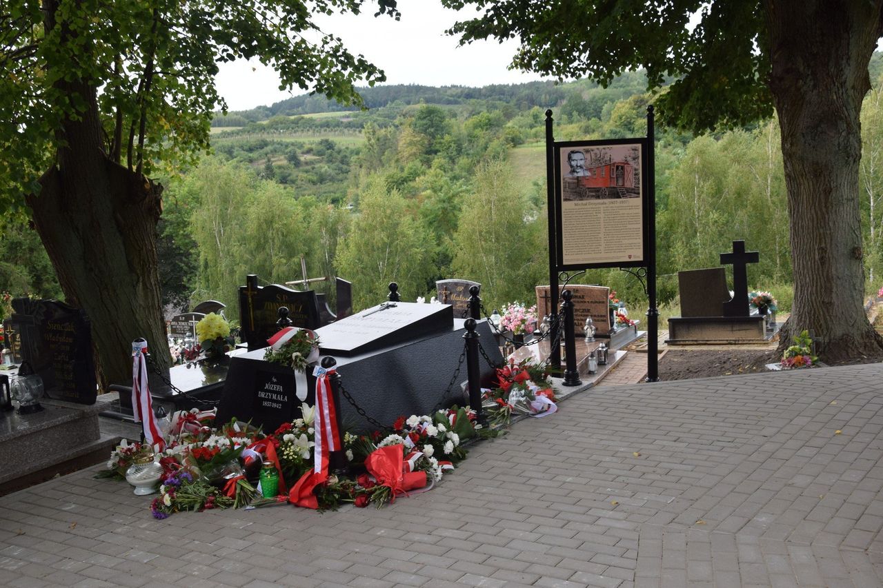 Miasteczko Krajeńskie: Grób bohatera narodowego przeszedł renowację