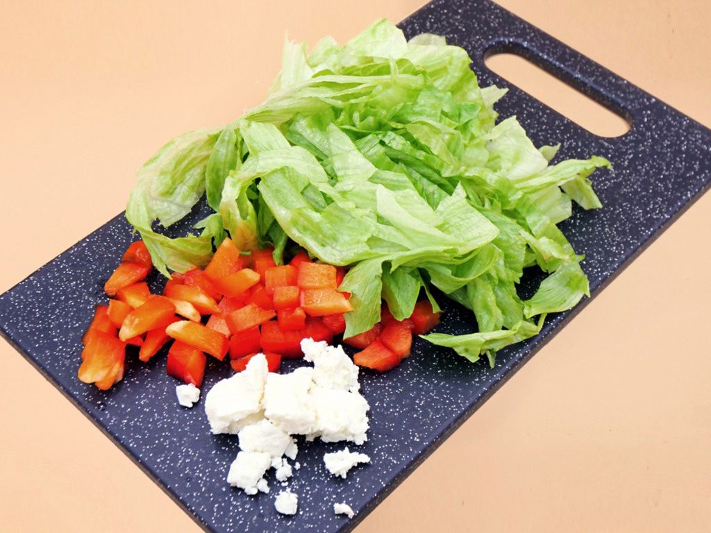 salatka z serem feta papryka i slonecznikiem