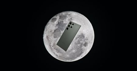 Samsung Galaxy S23 Ultra robi prawdziwe zdjęcia Księżyca czy wkleja grafikę?