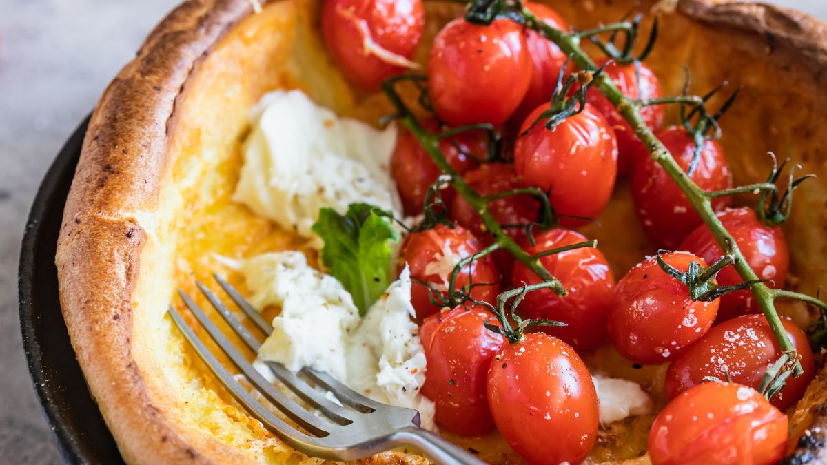 Dutch baby i pomidorkami cherry i białą mozzarellą