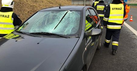 Lód spadający z naczep. Problem dla wielu, skutecznego rozwiązania nie ma nikt