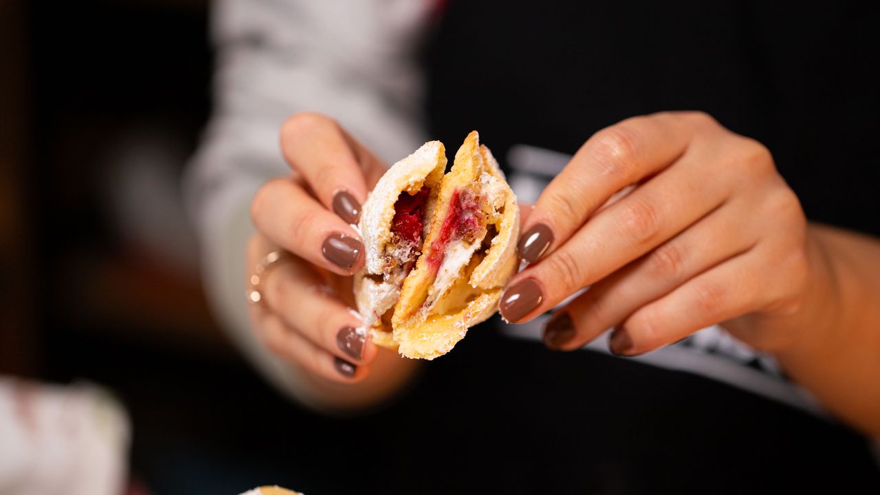 Maślane ciasteczka z bezą, orzechami i wiśnią. Złóż je jak pierogi i wstaw do piekarnika