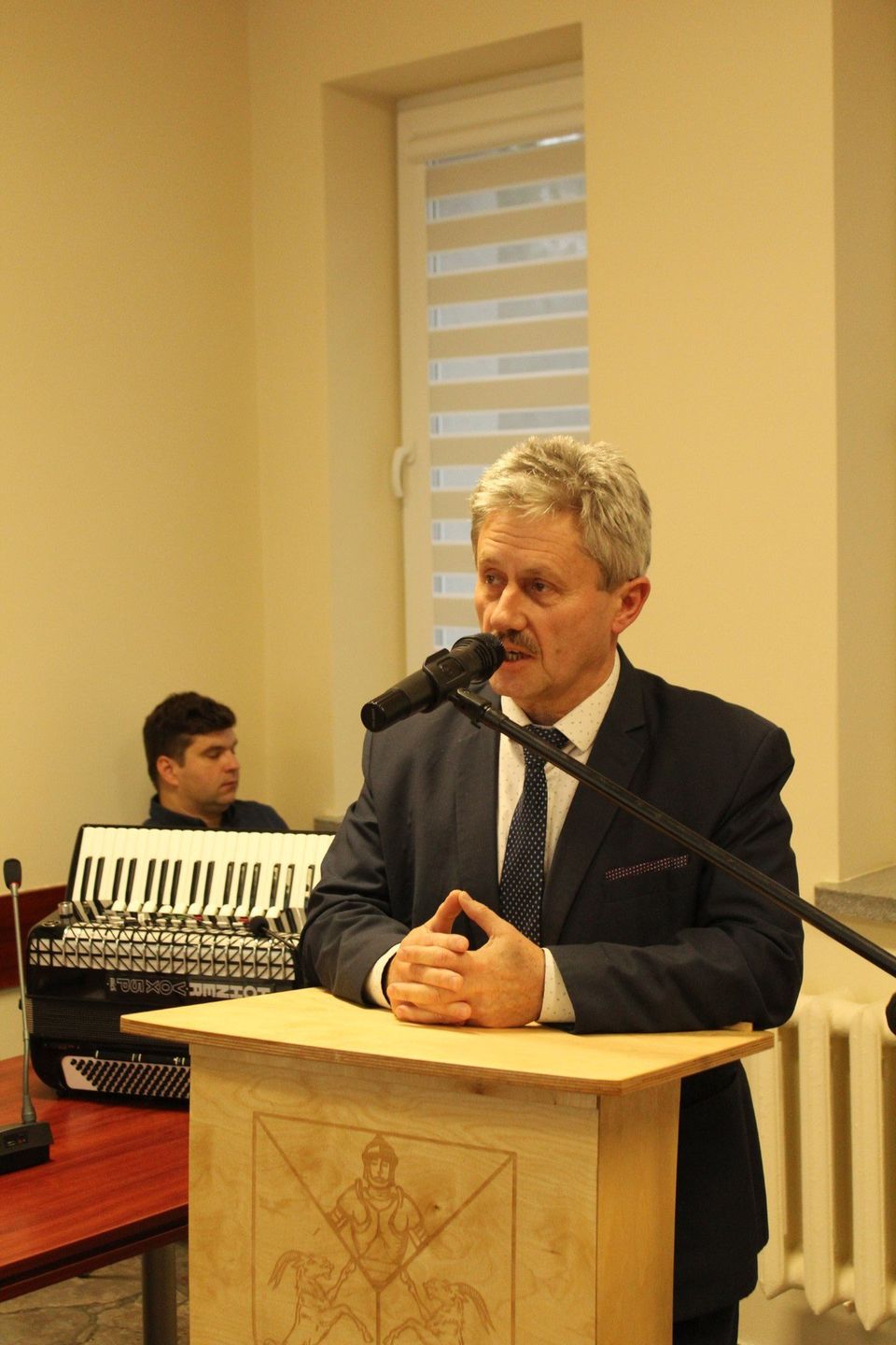 Marek Łukaszek wójt gminy Dwikozy w swoim wystąpieniu zaznaczył, że to wielki honor, zaszczyt i wyróżnienie, że tak wybitny pisarz, uznany w całej Polsce i na całym świecie pochodzi z Dwikóz.