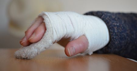 Zoperowali kobiecie złą rękę? Sprawą zajmuje się prokuratura