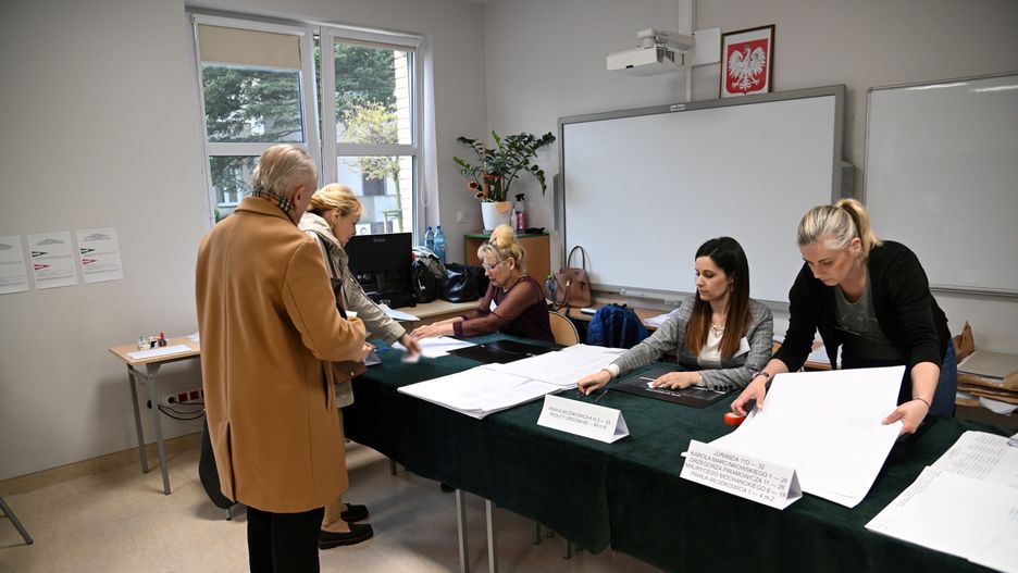 Polacy ruszyli do urn. Wybierają radnych, wójtów, burmistrzów i prezydentów