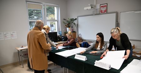Pierwsi politycy stawili się w komisjach. Prymas zaapelował
