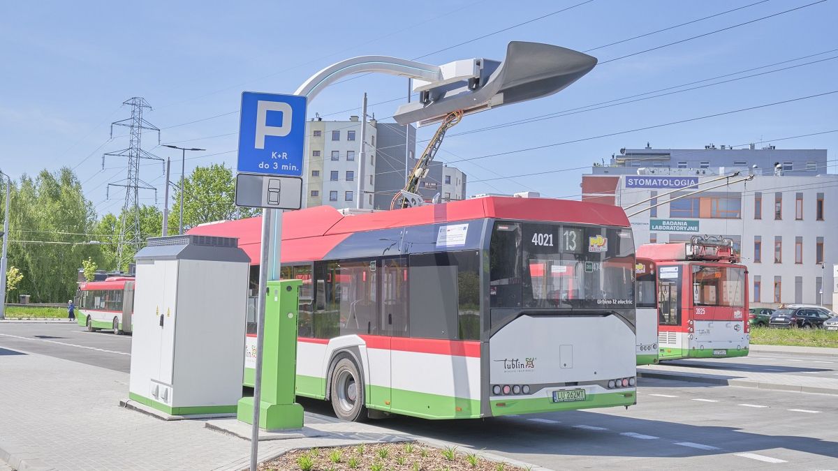 Autobus elektryczny na stacji ładowania