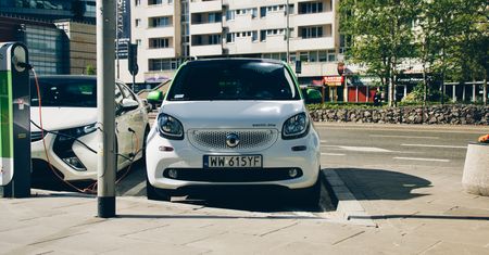 Polacy zaczęli kupować więcej aut elektrycznych. Dokładnie ponad dwa razy więcej