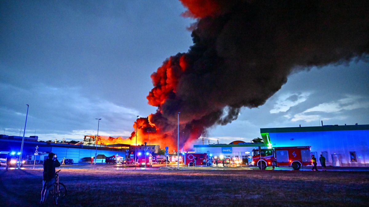 Po�ar hali produkcyjnej
Mi�sk Mazowiecki, 13.07.2025. Po�ar hali produkcyjnej w Mi�sku Mazowieckim, 13 bm. Na miejscu pracuje 10 zast�p�w stra�y po�arnej i doje�d�aj� nast�pne. Nie ma os�b poszkodowanych. (doro) PAP/Przemys�aw Pi�tkowski
Przemys�aw Pi�tkowski
dym, hala, k��by dymu, ogie�, po�ar, produkcyjna