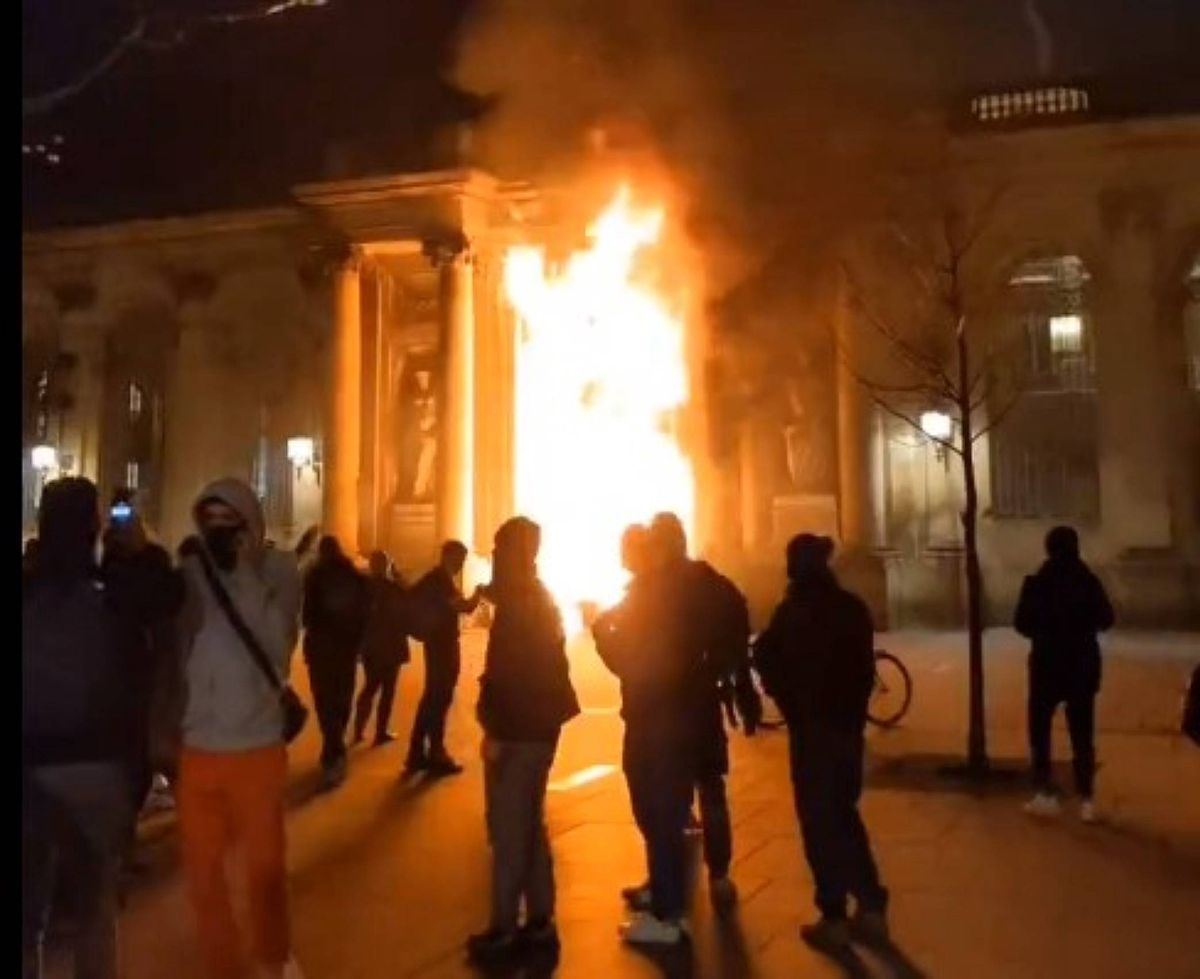 Demonstranci podpalili ratusz w Bordeaux