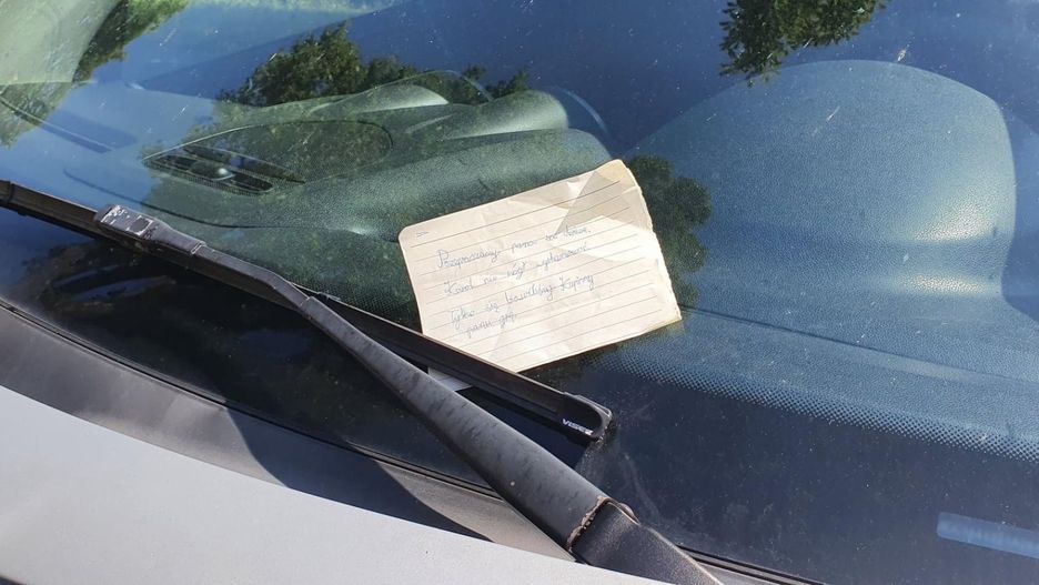 Zaparkował auto na osiedlu. Za wycieraczką znalazł nietypową kartkę