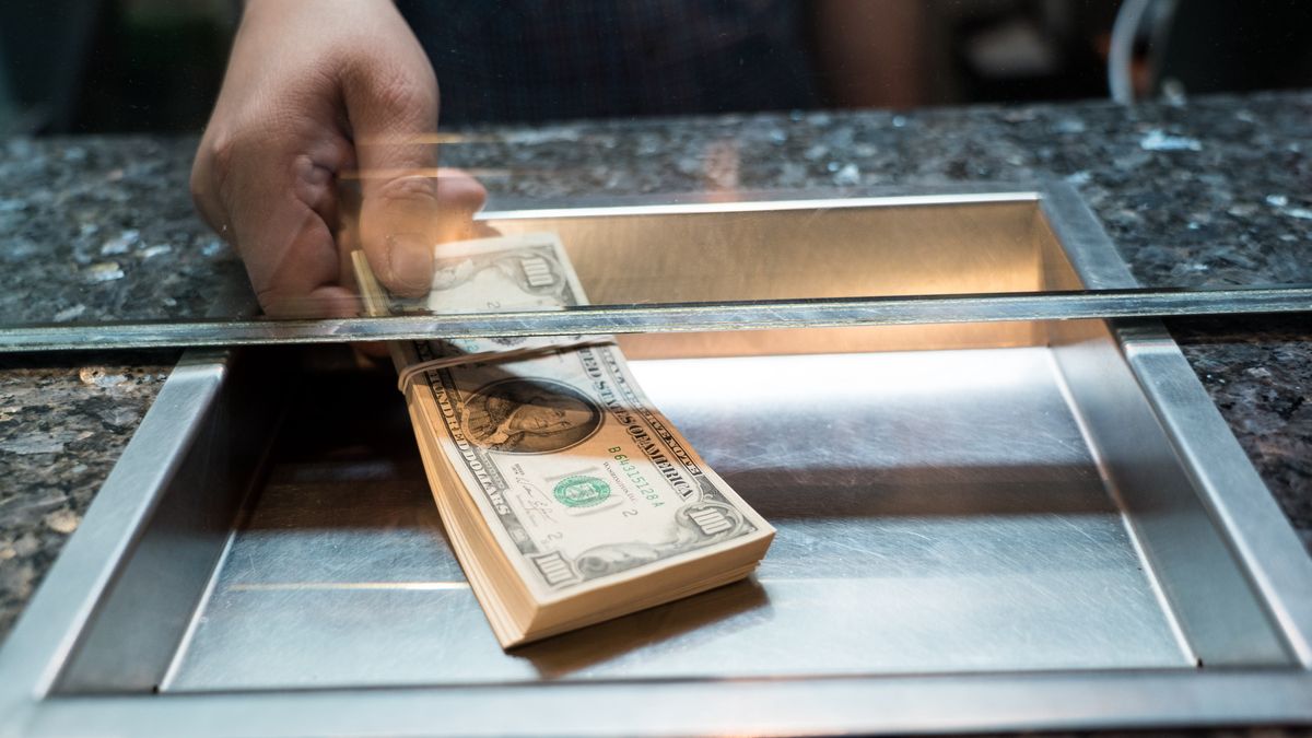 Kursy walut. Słabszy dolar wsparł notowania złotego. 