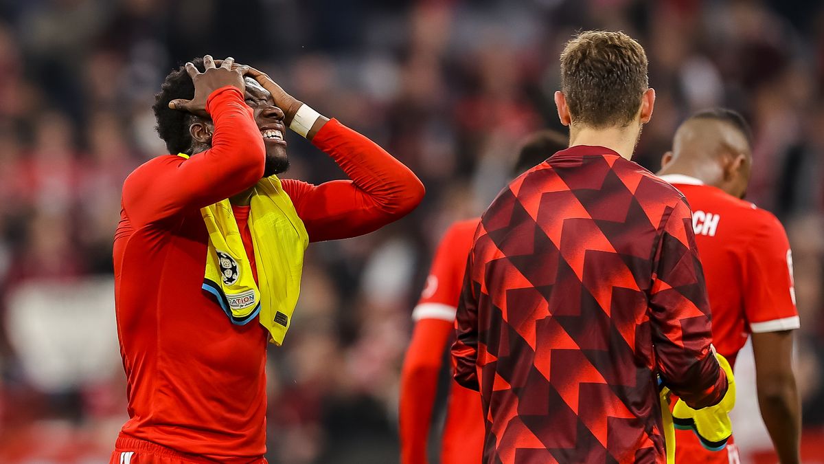MUNICH, GERMANY - NOVEMBER 01: Alphonso Davies of Bayern Muenchen gestures during the UEFA Champions League group C match between FC Bayern München and FC Internazionale at Allianz Arena on November 1, 2022 in Munich, Germany. (Photo by Roland Krivec/DeFodi Images via Getty Images)