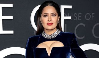 55-letnia Salma Hayek w widowiskowej sukni Gucci z okazałym dekoltem paraduje na nowojorskiej premierze (ZDJĘCIA)