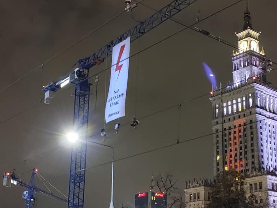 Warszawa. Na dźwigu zawisł baner