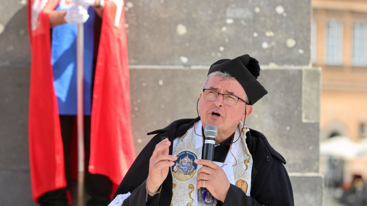 Ks. Natanek sprzedaje "cudowną wodę" w butelkach