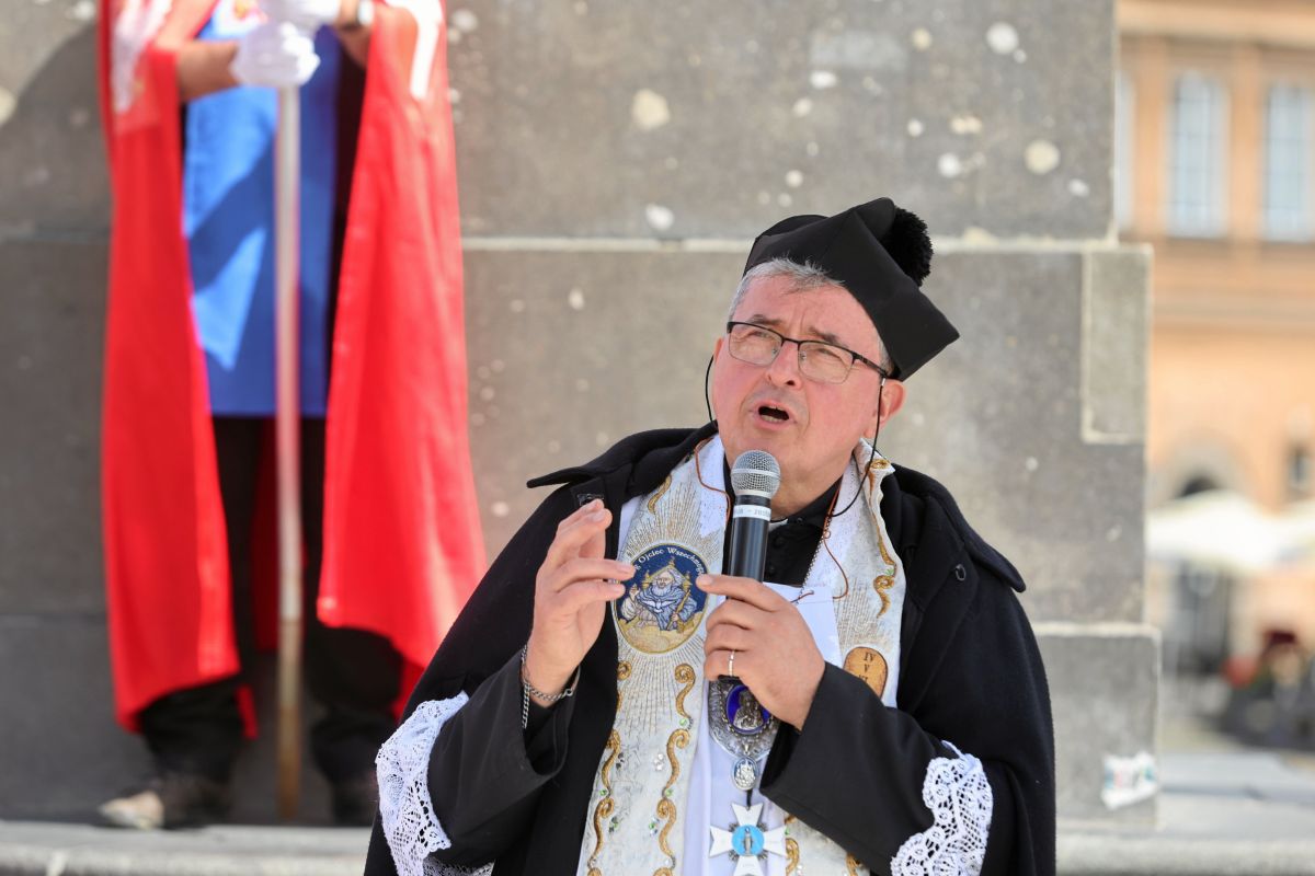 Ks. Natanek sprzedaje "cudowną wodę". Sanepid komentuje