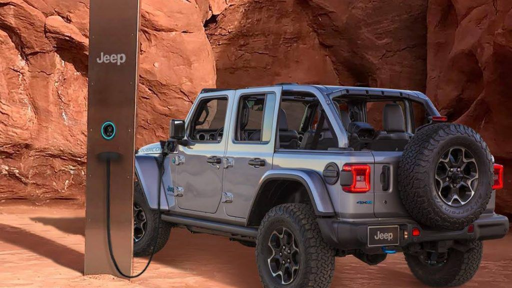 Jeep szybko podchwycił temat, sugerując, że monolit to stacja ładowania.