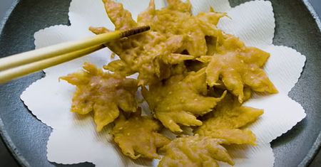 Polacy po nich depczą, a Japończycy zbierają i smażą. Chrupią głośniej niż chipsy