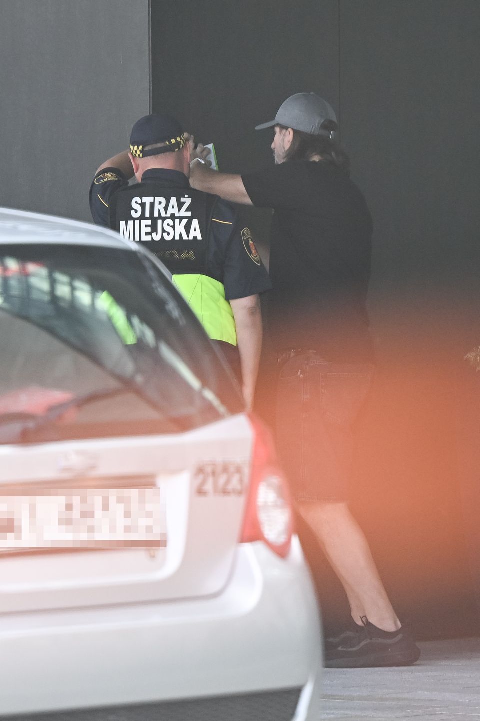 Tomasz Iwan sfotografowany z ukochaną. Dostał mandat