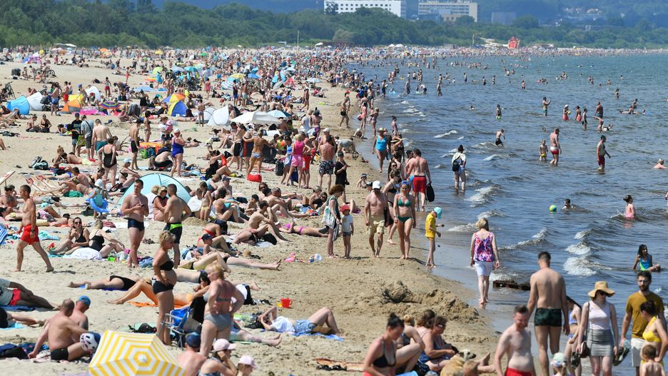 Gdańsk, 26.06.2022. Upalny i słoneczny dzień na plaży w Gdańsku-Brzeźnie, 26 bm. Biuro Meteorologicznych Prognoz Morskich w Gdyni wydało ostrzeżenie drugiego stopnia o upałach w całym województwie pomorskim. (mr) PAP/Adam Warżawa