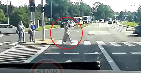 Karetka na sygnale, a piesza robi to. Wideo ku przestrodze