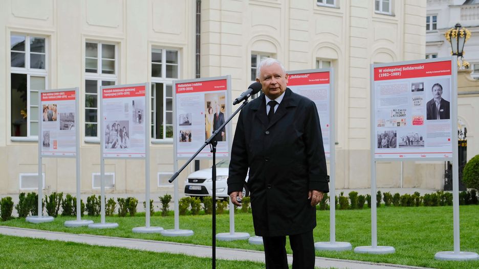 Prezes PiS Jarosław Kaczyński uczestniczył w otwarciu wystawy plenerowej "Lech Kaczyński. Człowiek Solidarności" na dziedzińcu Ministerstwa Kultury i Dziedzictwa Narodowego w Warszawie 