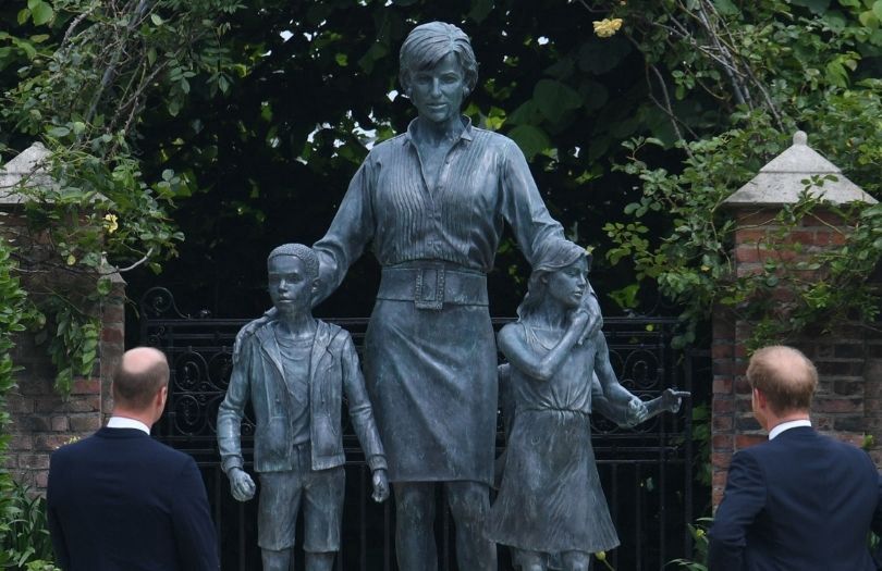 Książę William i Harry odsłaniają pomnik księżnej Diany